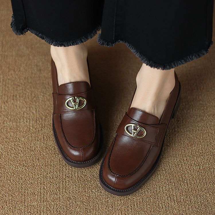 Women's Retro Leather Loafers with Chunky Mid Heel and Metal Detail