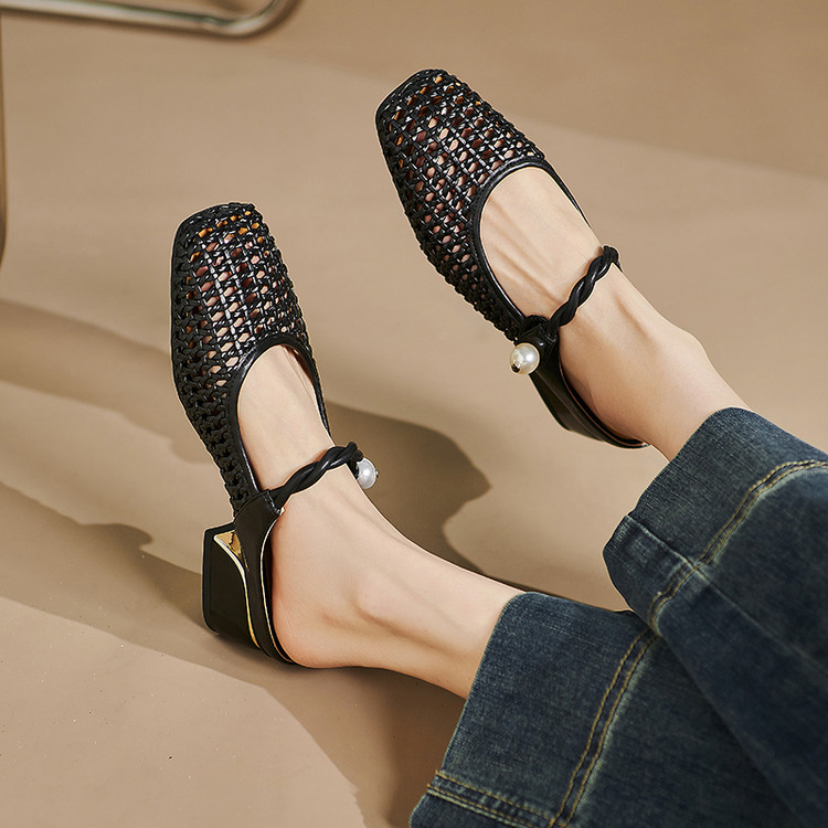 Women's Black Leather Closed-Toe Slippers with Metal Detail and Chunky Mid Heel